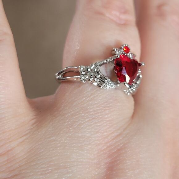 Size 8 gothic claddagh ring, skeleton hands holding red crystal heart - Picture 3 of 4